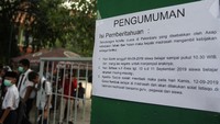Siswa Madrasah Tsanawiyah Negeri 1 Pekanbaru dipulangkan lebih awal karena kualitas udara kembali memburuk akibat kabut asap dampak dari kebakaran hutan dan lahan, di Kota Pekanbaru, Riau, Senin (9/9/2019).
