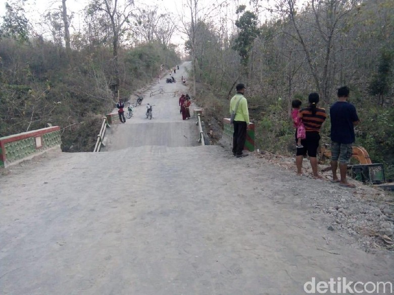 Jembatan Antar Kecamatan di Bojonegoro Ambruk, Warga Harus Memutar 10 Km Jembatan Antar Kecamatan di Bojonegoro Ambruk, Warga Harus Memutar 10 Km