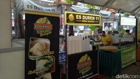 Yang satu ini menu es durian yang menggunakan daging durian dengan porsinya yang banyak. Sajiannya dikombinasikan dengan keju parut yang gurih. Foto: dok. detikFood