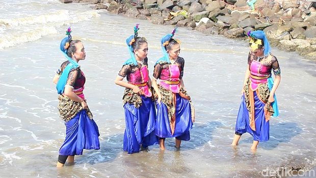 Pantai Muarareja di Tegal Jadi Warna-warni