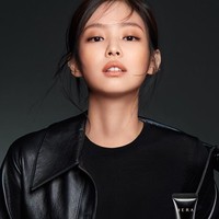 Jennie BLACKPINKKarena kulitnya yang lebih gelap, Jennie sering dikira orang Korea asli. Namun kulit cokelat Jennie justru menjadikan tampilannya semakin unik. Foto: Instagram