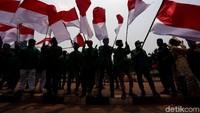Bendera merah putih dikibarkan di sekitar lokasi aksi pembagian bunga.
