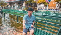 Selain bisa jalan ditemani para ikan, bisa juga duduk bersantai di kursi besi yang dipasang di tengah kolam ikan. Seru ya? Foto: Istimewa/Instagram