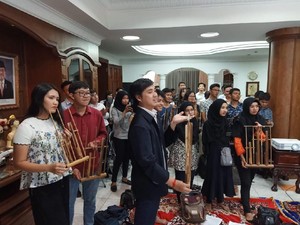Muda-mudi Kamboja Main Angklung dan Nobar Film Indonesia