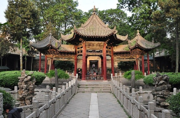 Didirikan pada abad ke-8, Masjid Agung Xian di China memadukan arsitektur khas Tiongkok dengan seni Islam. Traveler bukan saja bisa beribadah, tetapi menikmati tur menjelajahi sejarah dan kisah budaya dari Xian (Agoda)