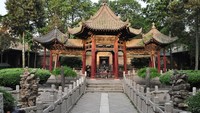 Didirikan pada abad ke-8, Masjid Agung Xian di China memadukan arsitektur khas Tiongkok dengan seni Islam. Traveler bukan saja bisa beribadah, tetapi menikmati tur menjelajahi sejarah dan kisah budaya dari Xian (Agoda)