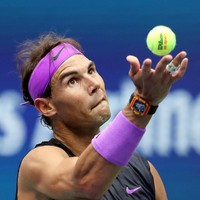 Melawan petenis Rusia Daniil Medvedev, petenis nomor dua dunia asal Spanyol itu mengandalkan jam tangan Richard Mille seri RM27-03. Harganya terbilang fantastis. Dikabarkan Forbes, jam tangan  tersebut bernilai US$ 725 ribu atau sekitar Rp 10 miliar. (Foto: Getty Images)