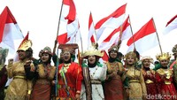 Massa yang sebagain besar adalah kaum hawa ini juga mengibarkan bendera merah putih.