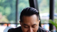Karena pesulap, makanan yang disuguhkan untuk Demian juga bernuansa magis nih. Sumpitnya kok bisa melayang? Foto: Instagram _demianaditya_