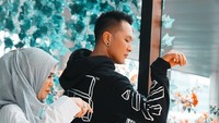 Ditemani ibunda Raffi Ahmad, Demian terlihat sedang menirukan gaya Salt Bae. Ia menekuk sebelah tangannya sebelum menabur garam ke atas masakan. Sudah mirip belum? Foto: Instagram _demianaditya_