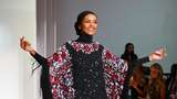 Model Berhijab Halima Aden Tampil di New York Fashion Week