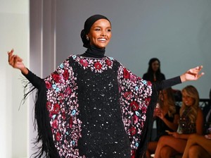 Model Berhijab Halima Aden Tampil di New York Fashion Week