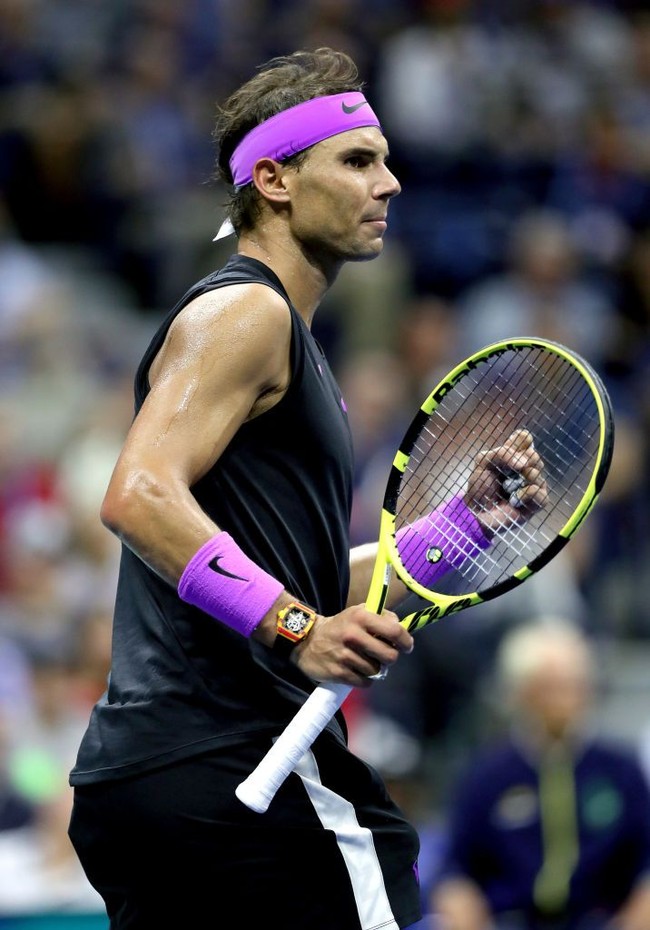 Jam tangan Richard Mille ini setia menemani penampilan Nadal di laga lima set yang berlangsung sengit selama hampir lima jam itu. Nadal menang 7-5, 6-3, 5-7, 4-6, 6-4, atas Daniil dan meraih piala Grand Slam ke-19 dalam kariernya. (Foto: Getty Images)
