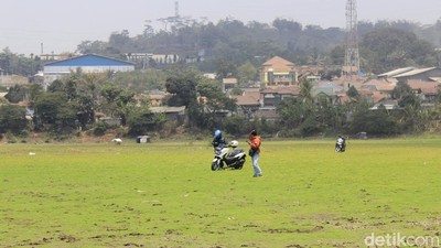 Situ Ciburuy Berubah Jadi Lapangan Bola di Kala Kemarau