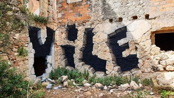 Pasalnya ia membuat grafiti terlihat seperti menembus dinding. (Foto: Rodrigo Miguel)