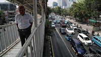 Arus lalu lintas di Jalan Salemba tetap terpantau padat saat diberlakukannya sistem ganjil genap pagi tadi.