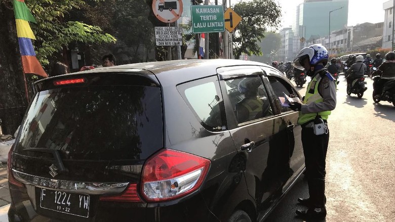 Perluasan Ganjil-Genap, Sejumlah Kendaraan di Tomang Kena Tilang Perluasan Ganjil-Genap, Sejumlah Kendaraan di Tomang Kena Tilang