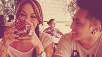 Lewat foto ini, Demian yang sudah 5 tahun menikah dengan Sara ternyata selalu berlaku seperti orang pacaran. Salah satunya dengan makan bareng di kafe kayak gini. Romantis ya? Foto: Instagram _demianaditya_