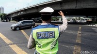 Polisi pun nampak bersiaga di kawasan Jalan Raya Tomang, Jakarta Barat, untuk menindak kendaraan yang melanggar ganjil genap.
