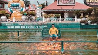 Pengunjung juga bisa mendapatkan satu kilo ikan segar gratis, jika mampu menelusuri jembatan penuh ikan ini dengan sukses.  Foto: Istimewa/Instagram