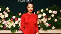 Adriana Lima kembali tampil seksi menawan dalam sebuah acara. Ia tampak mengenakan dress merah ketat yang memperlihatkan lekuk tubuhnya itu. Foto: Craig Barritt/Getty Images for IMG