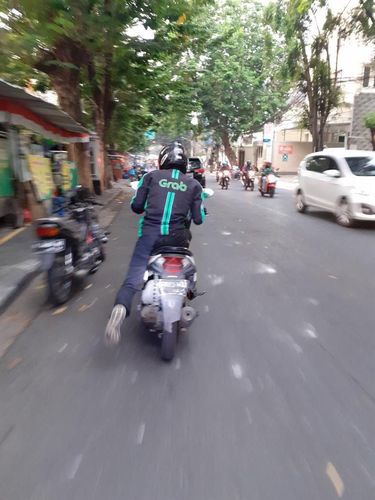 Viral, Kisah Driver Ojol Baik Hati Bantu Wanita yang Motornya Mogok di Jalan