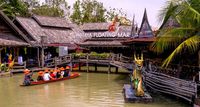 Pengunjung bisa mencoba perahu di floating market.