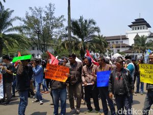 Massa Demo Depan Gedung Sate Dukung Revisi UU KPK