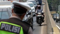 Pemotor tetap melintas meski ada polisi yang berjaga di flyover Pesing.
