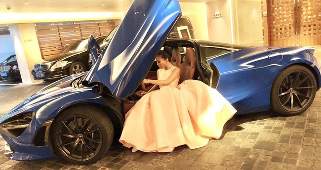 Wanita yang sering menghadiri acara fashion tersebut punya kehidupan super mewah. Mulai dari barang fashion branded hingga pamer mobil sport.  Foto: dok. Instagram @baobaowan