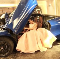 Wanita yang sering menghadiri acara fashion tersebut punya kehidupan super mewah. Mulai dari barang fashion branded hingga pamer mobil sport.  Foto: dok. Instagram @baobaowan