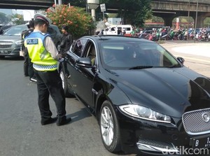 Naik Jaguar, Suami Dewi Perssik Kena Tilang Ganjil Genap