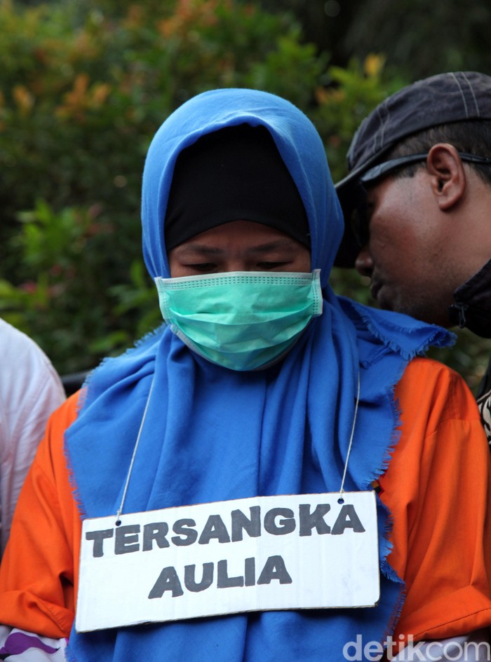 Polisi gelar rekonstruksi lanjutan kasus pembunuhan Pupung-Dana. Rekonstruksi lanjutan ini untuk memperagakan adegan tersangka membakar jasad kedua korban.