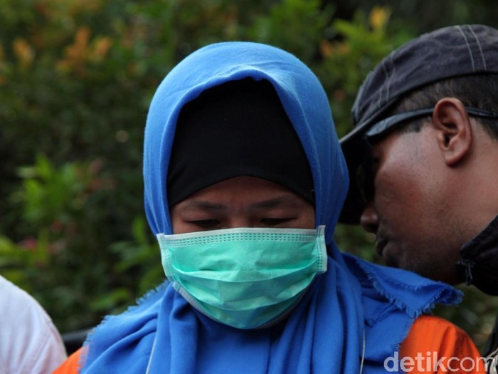 Polisi gelar rekonstruksi lanjutan kasus pembunuhan Pupung-Dana. Rekonstruksi lanjutan ini untuk memperagakan adegan tersangka membakar jasad kedua korban.