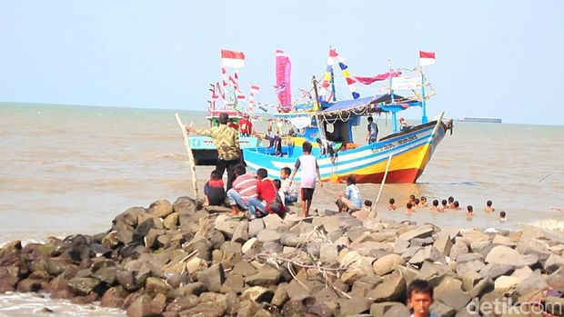 Pantai Muarareja di Tegal Jadi Warna-warni