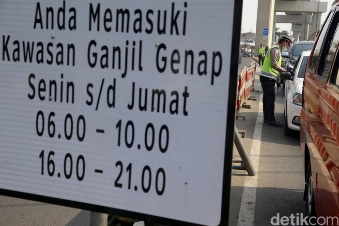Perluasan sistem ganjil genap resmi berlaku hari ini, Senin (9/9). Sejumlah kendaraan yang melanggar di Jalan Fatmawati, Jaksel, pun ditindak oleh polisi.