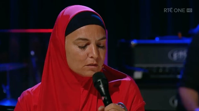Sinead OConnor tampil di The Late Late Show Irlandia.