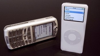 iPod Nano diluncurkan bareng Motorola Rokr E1, ponsel pertama yang terintegrasi dengan iTunes di dalamnya, sekaligus jadi cikal bakal iPhone. (Foto: David Paul Morris/Getty Images)