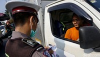 Seorang pengendara nampak ditindak oleh polisi karena melanggar ganjil genap di Jalan Fatmawati, Jakarta Selatan.
