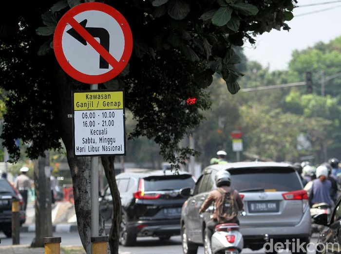 Perluasan sistem ganjil-genap mulai berlaku hari ini. Sejumlah polisi pun bersiaga di Jalan Tomang Raya, Jakarta Barat, untuk menindak pengendara yang melanggar