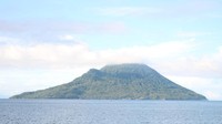Pulau dengan ketinggian sekitar 800 mdpl ini memang mempunyai potensi untuk aktivitas wisata mendaki atau trekking. Secara administratif, Pulau Manado Tua terletak di Kecamatan Bunaken Kepulauan, Kota Manado. (Foto: dok TN Bunaken)