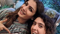 Kini bintang Bollywood itu akan menjadi seorang nenek di usia 44 tahun. Dok. Instagram/officialraveenatandon