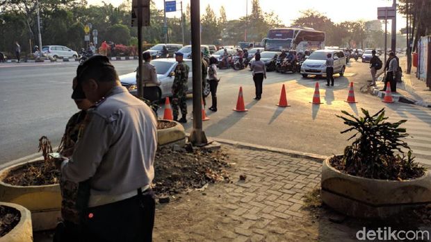 Beberapa personel TNI dan kepolisian serta Dishub DKI Jakarta siaga di lokasi.