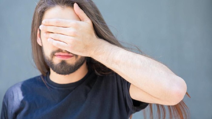 Sementara emak-emak di KRL ngamuk karena dipanggil nenek, seorang pria dipanggil Mbak karena gondrong (Foto: iStock) Sementara emak-emak di KRL ngamuk karena dipanggil nenek, seorang pria dipanggil Mbak karena gondrong (Foto: iStock)