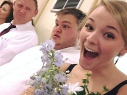 Momen Kocak Photobomb, Ada yang Lirikannya Bikin Ngeri!