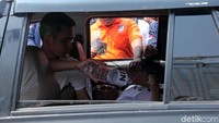 Dalam adegan pertama, terlihat Kelvin menyiramkan bensin ke jasad kedua korban. Kemudian Kelvin mengeluarkan korek api lalu menyulutkannya ke kedua jasad. Kelvin membakar kedua jasad dalam kondisi dirinya duduk di jok kemudi. Sedangkan kedua jasad yang dibakar berada di jok belakang. Akibatnya, Kelvin ikut terbakar. Setelah itu Kelvin berlari menuju ke mobil Aulia.