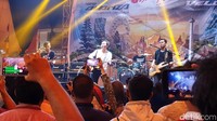 Band yang punya vokalis baru Rizki Abdurahman tersebut membawakan sejumlah lagu untuk menghibur para pengunjung Festival Avanza-Veloz Sebangsa.