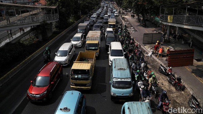 Rambu ganjil genap telah dipasang di sejumlah ruas, salah satunya di Jalan Salemba, Jakarta, Senin (9/9/2019). Begini bentuk dan ukuran rambu tersebut.