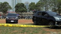 Rekonstruksi tersebut dilakukan di lapangan Sabhara Polda Metro Jaya. Terlihat dua mobil diparkirkan saat rekonstruksi lanjutan tersebut berlangsung.
