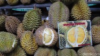 Kalau durian yang satu ini bernama durian petruk  dari Jepara, Jawa Tengah. Dagingnya berwarna kuning dengan rasanya yang manis, tetapi ada rasa pahitnya sedikit di akhir. Foto: dok. detikFood